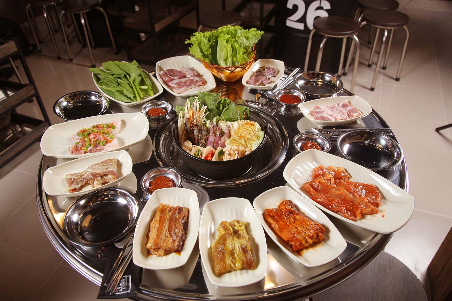 Thit nuong thung phuy K-Pub thu hut gioi tre Sai thanh hinh anh