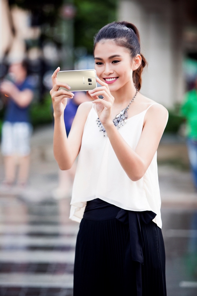 Mâu Thủy có sở thích ghi lại những góc ảnh độc đáo mọi lúc, mọi nơi. Đó là lý do cô luôn mang theo bên mình chiếc Samsung Galaxy S6 edge+. Camera 16 MP trên máy có thể khởi động nhanh chóng bằng thao tác nhấp đúp phím Home, giúp cô lưu lại mọi khoảnh khắc trong ngày. 