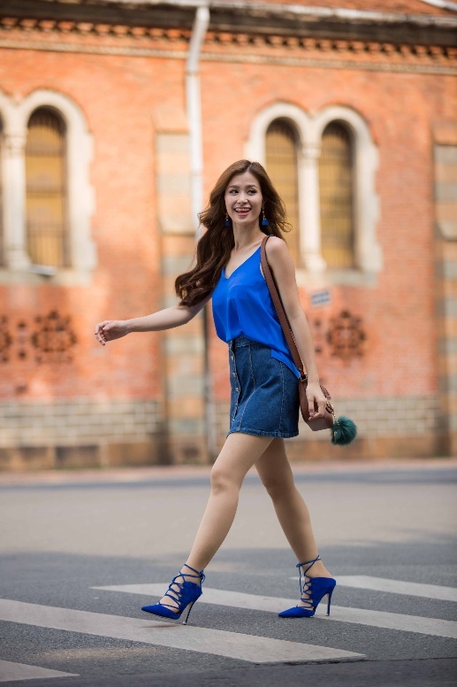 Đông Nhi yêu thích các set đồ trẻ trung, thoải mái.
