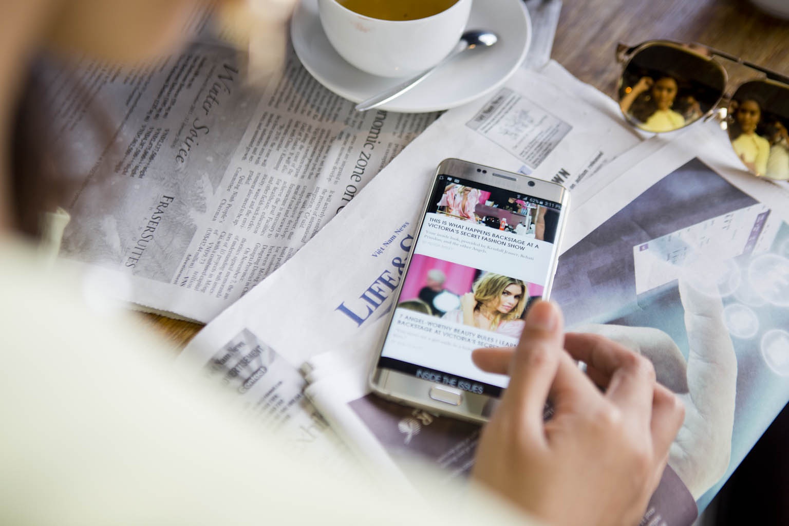 Cô cũng không quên cập nhật các xu hướng thời trang mới trên thế giới để tìm kiếm cảm hứng trong công việc.