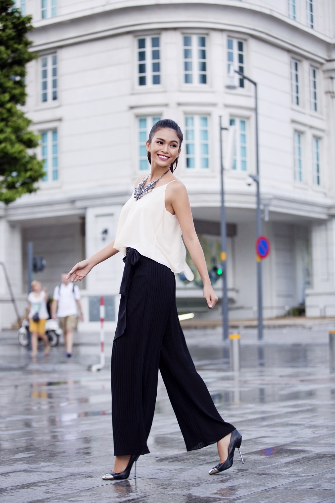 Sau đó, người mẫu sẽ có buổi chụp ảnh street style trên phố cùng ekip của mình.
