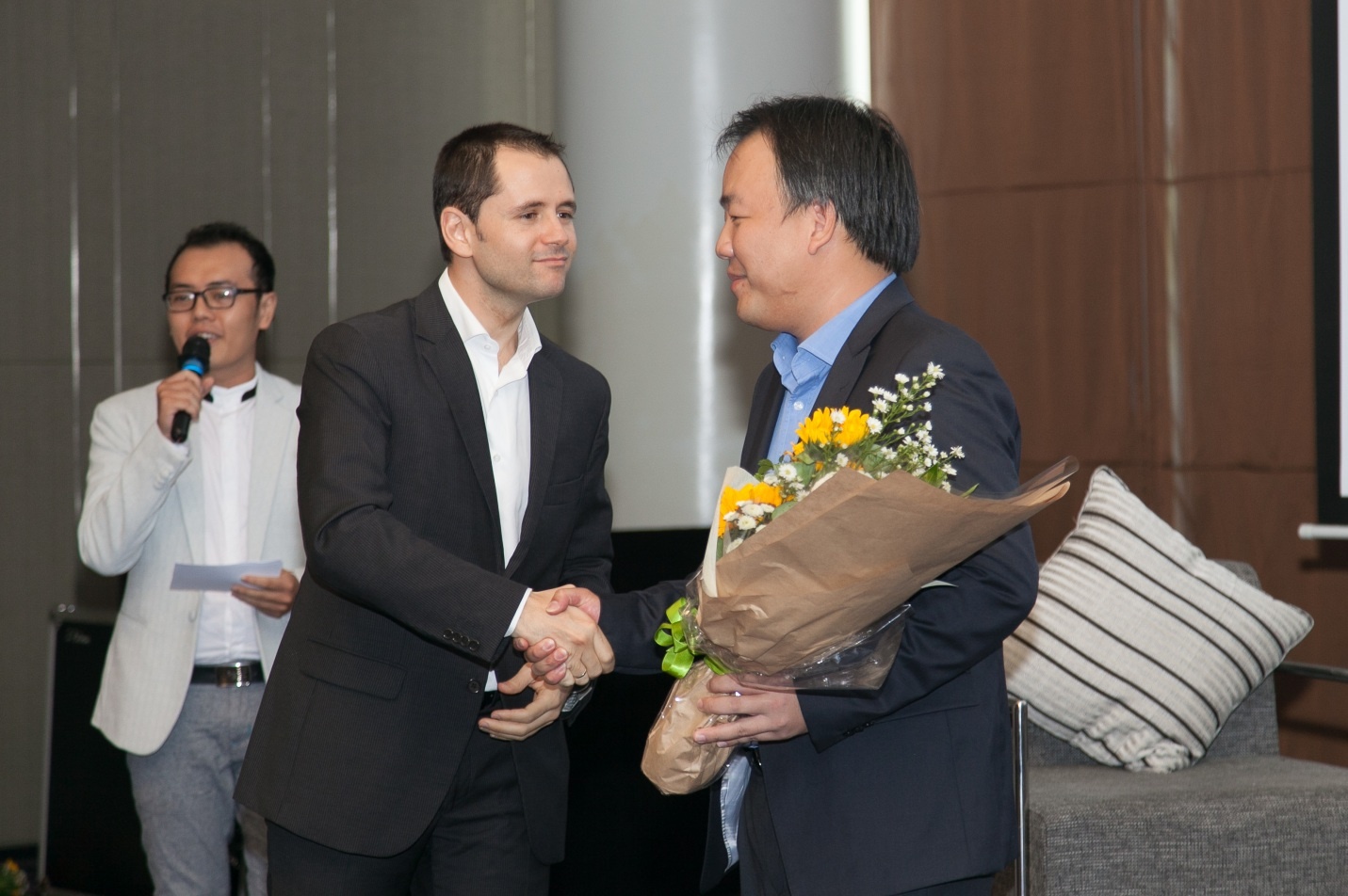 Zalora khoi dong chuong trinh 'Online Fever' hinh anh