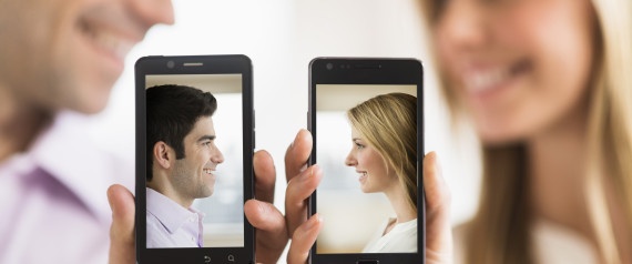 Trên trang tuonglaila.com, bạn Nguyễn Thanh Tùng nghĩ đến một tương lai mà điện thoại sẽ thông báo khi phát hiện 1 cô bé ngồi gần đó đang say sưa với bài hát mà Tùng đang nghe.