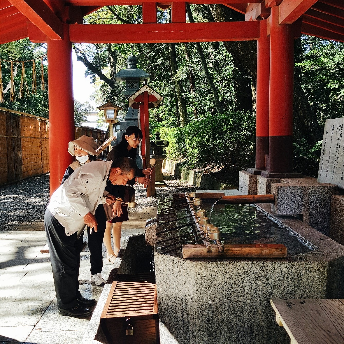    Temizuya - giếng thanh tẩy cũng là một di tích rất độc đáo, khách tham quan được hướng dẫn thực hiện một số nghi thức bắt buộc. Màu xanh trong của nước giếng nổi bật trong bức ảnh.