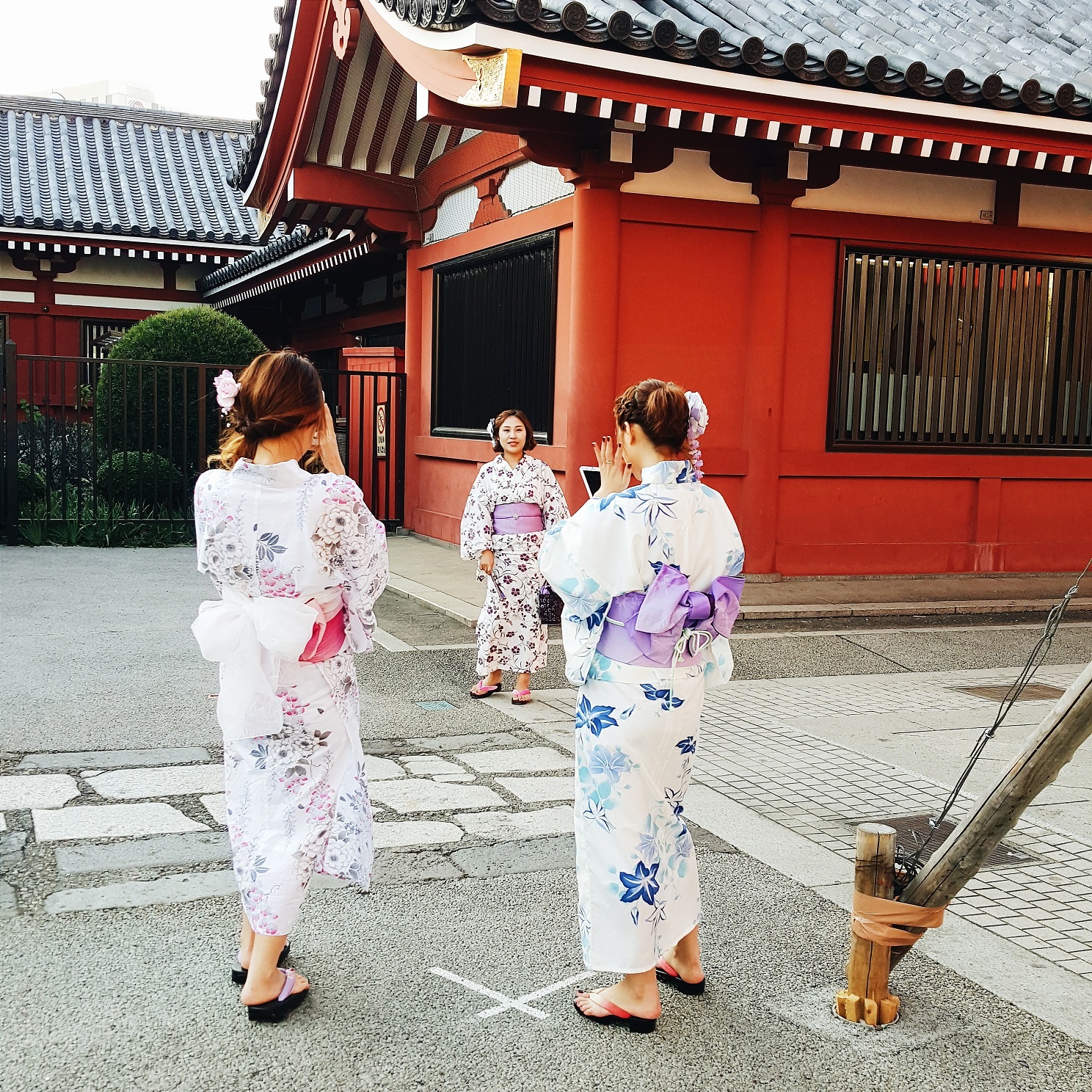 Để chụp street-style, người dùng chỉ cần nhấp đúp phím Home để nhanh chóng khởi động camera trên model và bắt đầu ghi lại các khoảnh khắc đậm chất Nhật Bản.