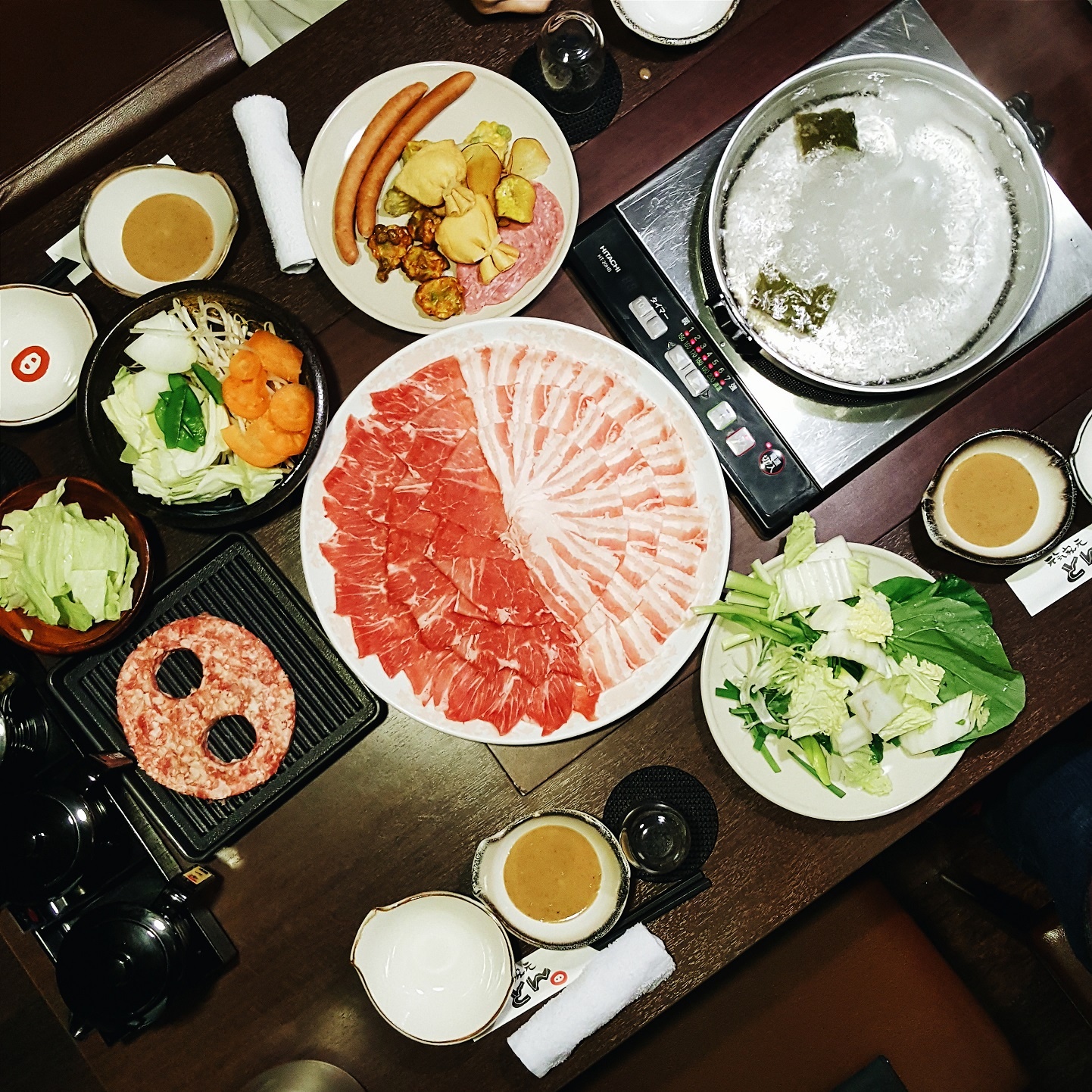   Chỉ cần sắp xếp bàn ăn theo ý thích, dùng camera sau ghi hình và chỉnh sửa bằng bộ lọc màu có sẵn trên Galaxy S6 Edge+, bạn đã có một bức flatlay đạt chuẩn.