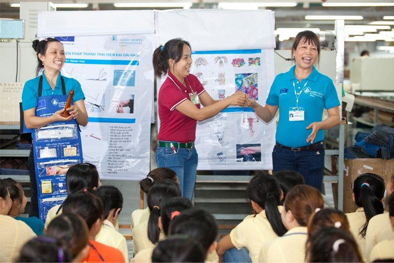 Các giáo dục viên tuyên truyền về những phương tiện tránh thai cho công nhân.