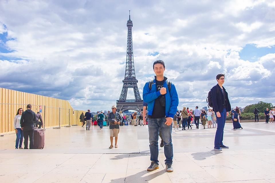 Quang Hưng trong một chuyến du lịch đến Paris (Pháp)