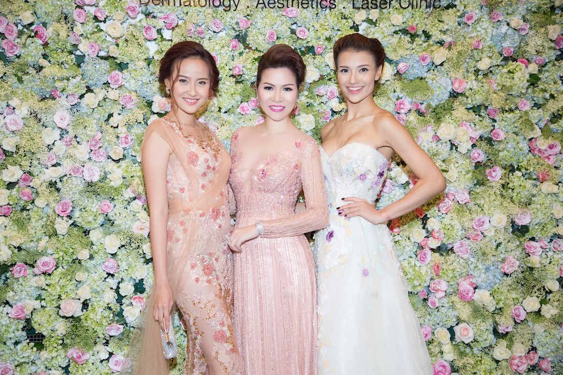 Cô diện mẫu đầm dạ hội mới nhất của nhà thiết kế Hoàng Hải. Ngoài danh hiệu Hoa hậu quý bà, Bùi Thị Hà còn nổi danh với vai trò Tổng giám đốc Tập đoàn bảo vệ Long Hoàng, điều hành 10.000 nhân viên. 