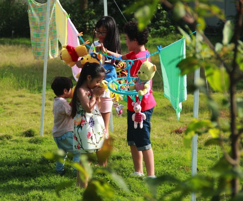Các bé hít hà hương vải vóc thơm ngát trong ngày Tết.