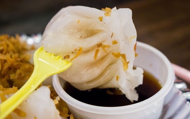 Dimsum ăn khá ngon, chấm nước tương ăn đã vô cùng, nhân làm rất nêm nếm vừa ăn, vỏ mỏng và bột ít nên ăn không ngán, có rắc tỏi phi lên nên ăn thơm lắm đó.