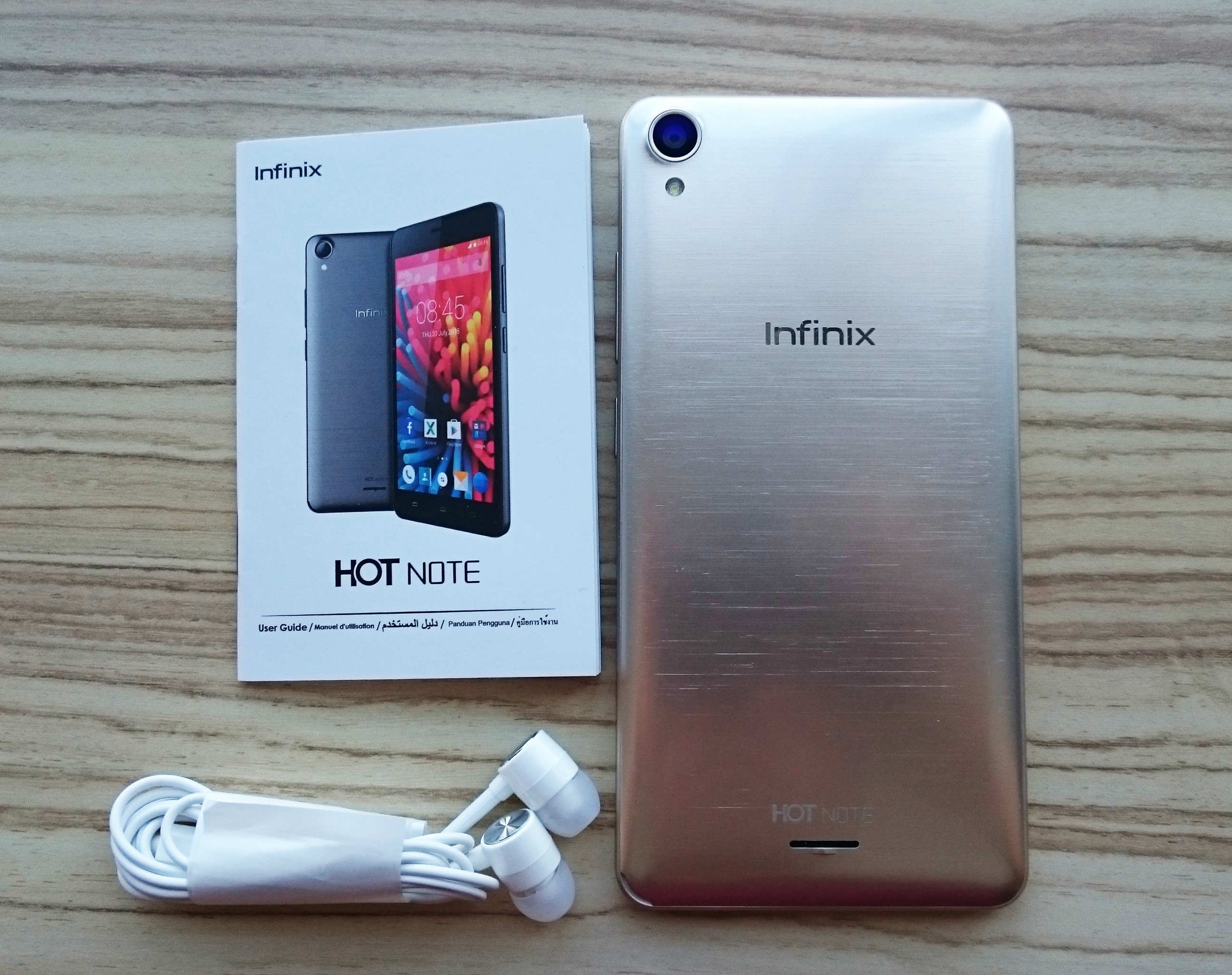 Mặt lưng bằng nhựa, thiết kế dạng kim loại phay xước sang trọng