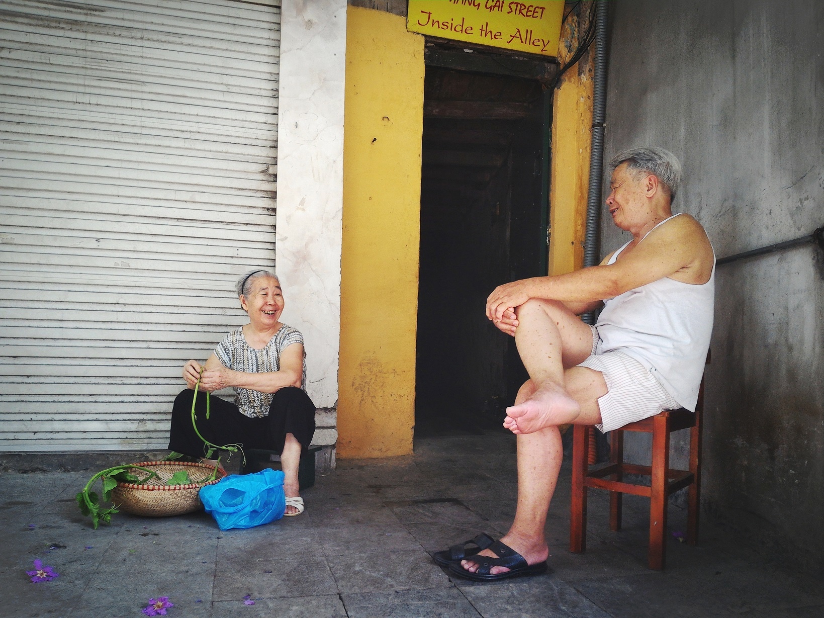 Hà Nội bình yên trong câu chuyện của những người già. Ảnh chụp bằng chế độ Auto.