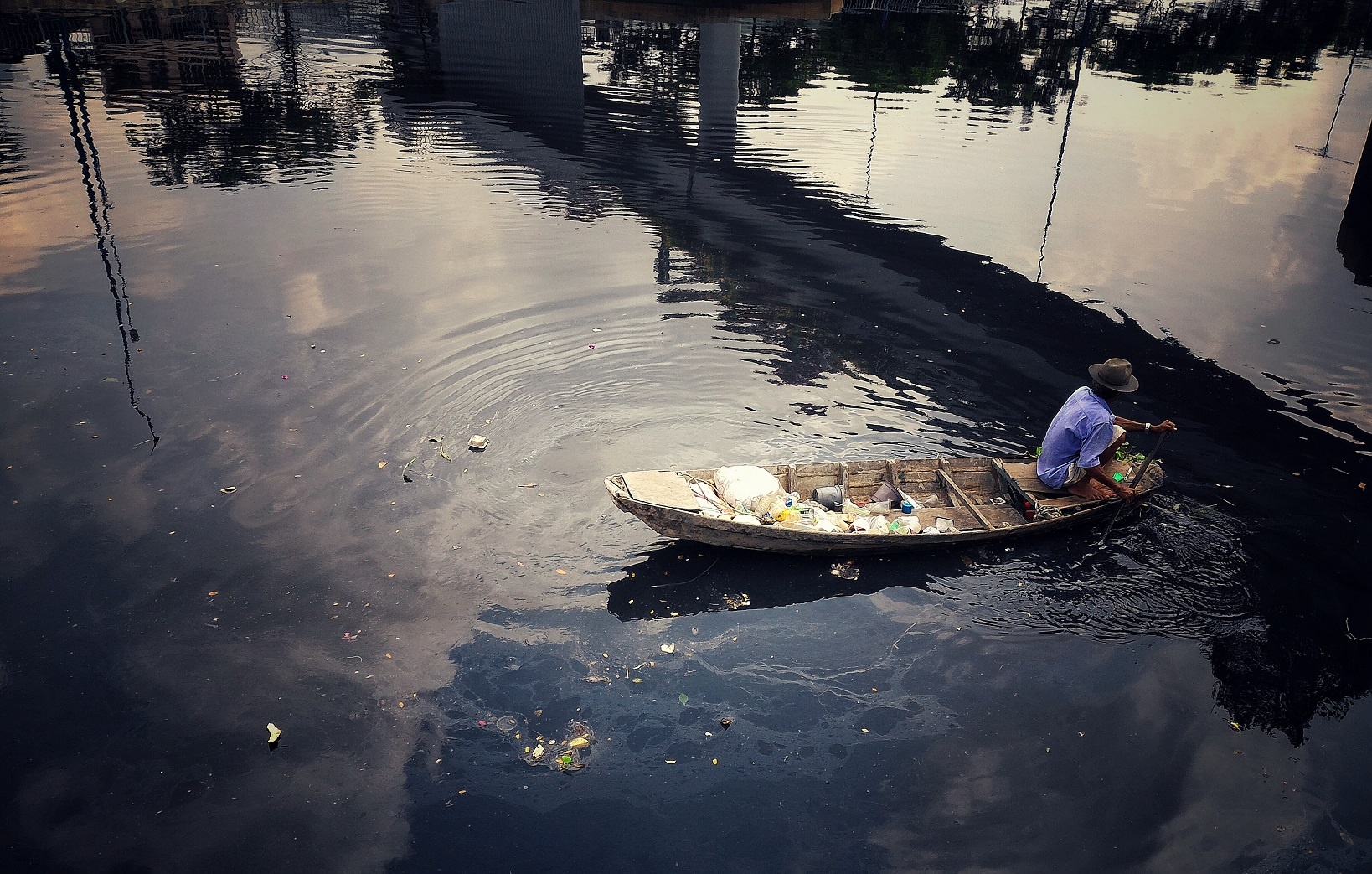 Thành phố hiện lên bình lặng với góc nhìn từ sông Sài Gòn. Ảnh chụp bằng chế độ HDR.