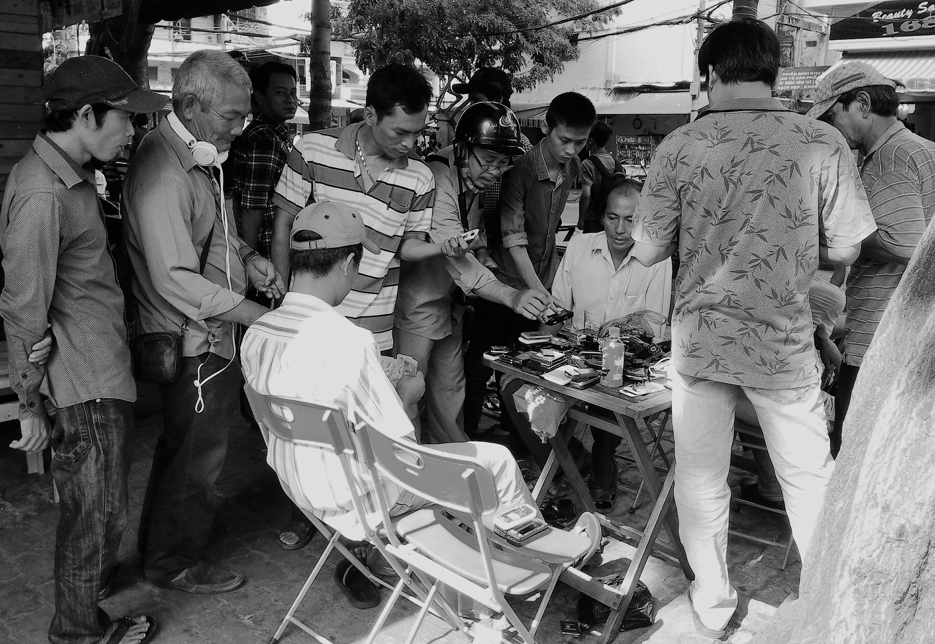 Những người mê công nghệ tụ tập trên một góc phố. Ảnh chụp bằng chế độ Auto.