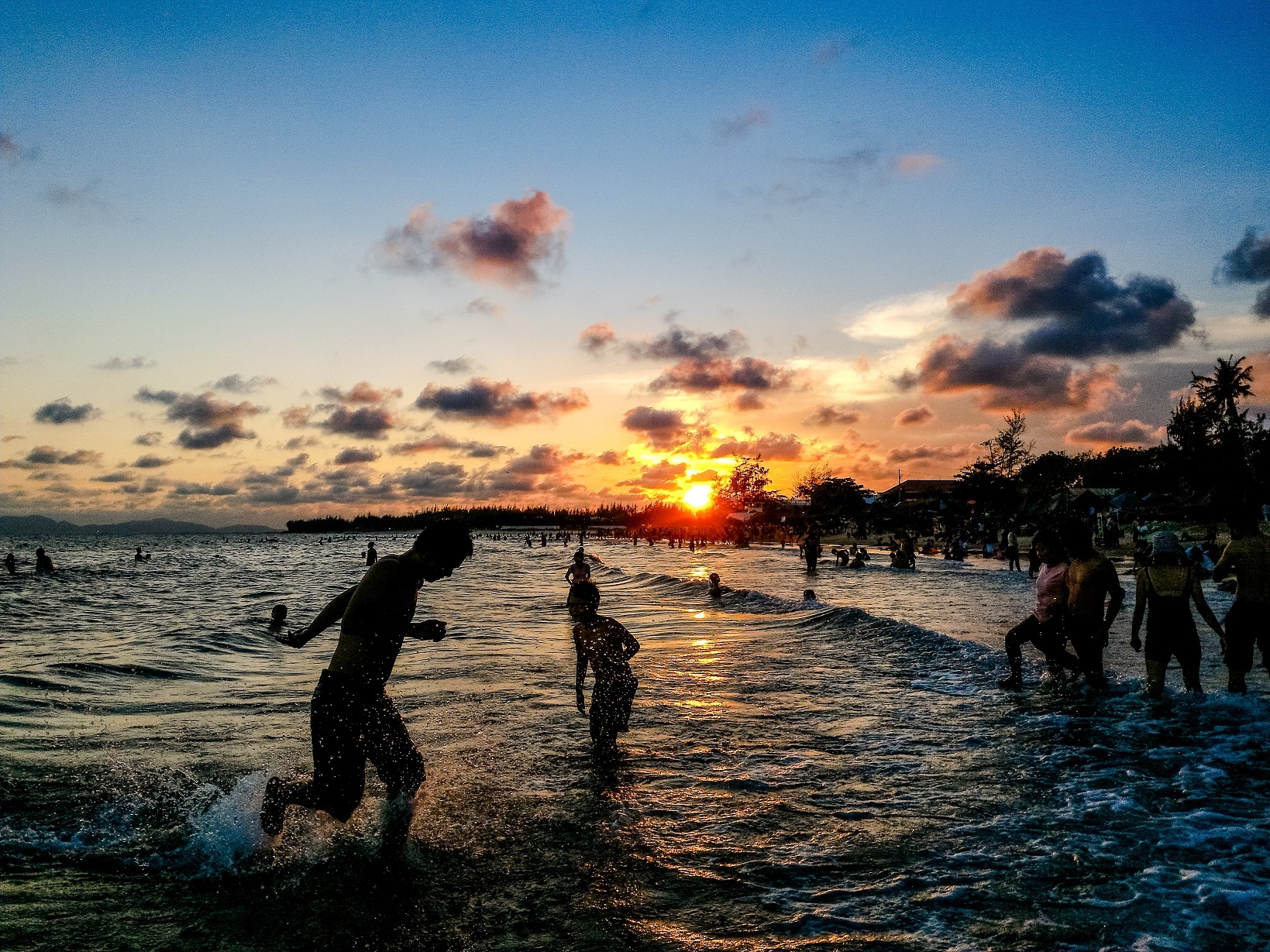 Những niềm vui trẻ thơ giản dị là bức ảnh được chụp bằng chế độ HDR. 