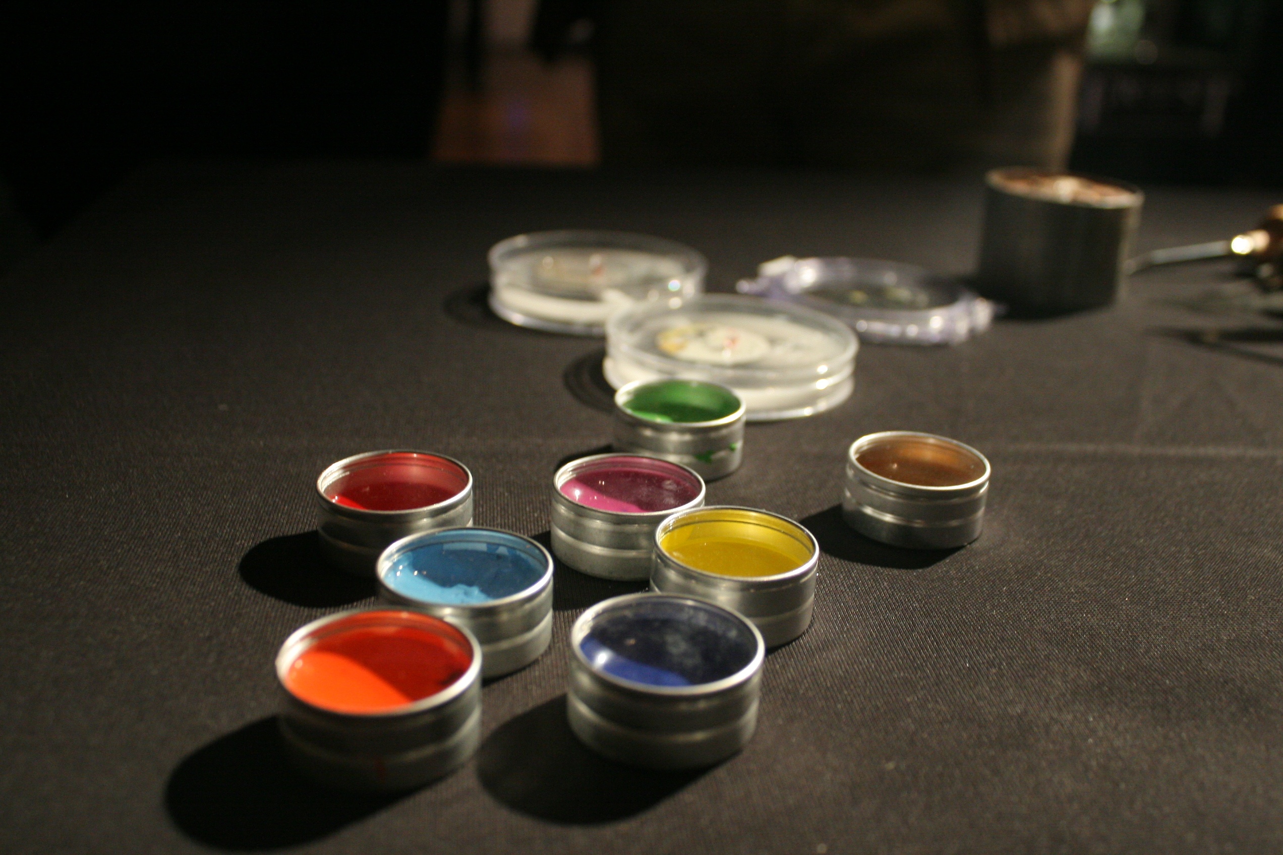 : Enamel còn phức tạp ngay từ công đoạn pha màu bởi mỗi màu sắc mới đều đòi hỏi quá trình nghiên cứu và xây dựng công thức pha chế riêng biệt. Ở bất kì nước nào, mặt đồng hồ đều có thể bị vỡ, nứt, chấm lỗ chỗ, phồng rộp hoặc màu sắc không như mong đợi. Gặp phải sự cố dù nhỏ, nghệ nhân đều phải bắt đầu lại từ những bước đầu tiên. Để có thể thực hiện việc chạm khắc hoặc vẽ chi tiết trên mặt đồng hồ, nghệ nhân phải sử dụng tới kính hiển vi.