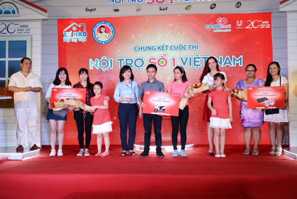 Gia đình giám khảo Minh Khang - Thúy Hạnh trao giải thưởng cho 3 đội xuất sắc nhất.