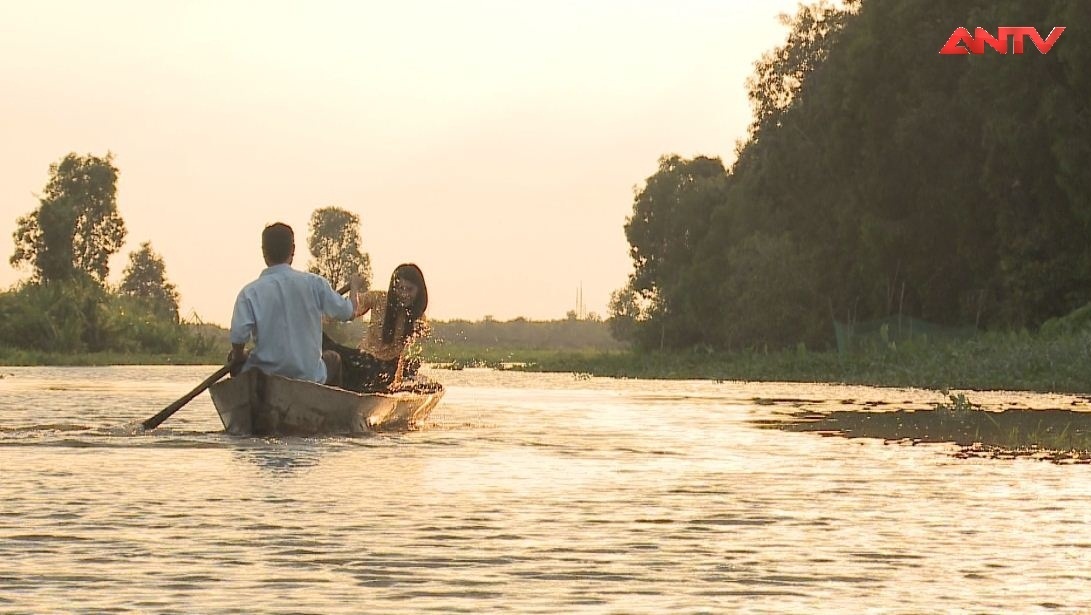 Một cảnh lãng mạn giữa Du Lãng và Ba Mến trên sông.