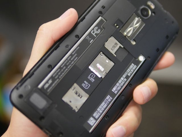 Zenfone 2 được trang bị 2 khe SIM tiện dụng.