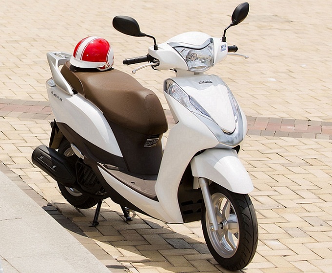 LEAD 125 màu trắng nâu thanh lịch.