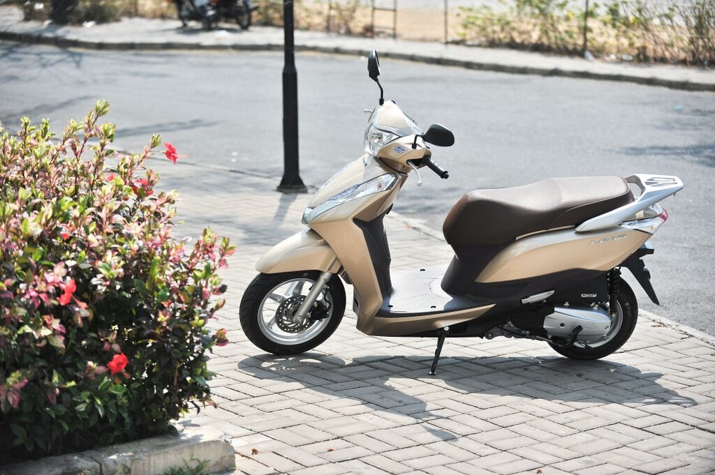 LEAD 125cc vàng nâu sang trọng.