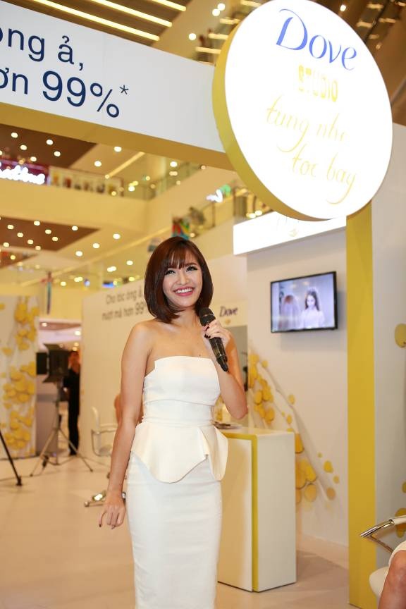 Trong sự kiện  “Ngẫu hứng tung nhẹ tóc bay” mới được tổ chức tại TP HCM, nữ ca sĩ tiết lộ cô có thói quen dùng dầu gội Dove mới để chăm sóc tóc. 