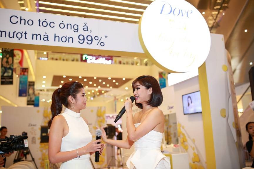   Sản phẩm được tạo bởi hệ tinh dầu dưỡng Nutri-Oils, có sự kết hợp giữa tinh dầu hạnh nhân, dừa và hướng dương nên rất nhẹ và không gây bết dính. Nutri-oils thấm sâu vào sợi tóc và không lưu lại trên bề mặt, giúp mái tóc của Bích Phương luôn muợt mà và bồng bềnh. 