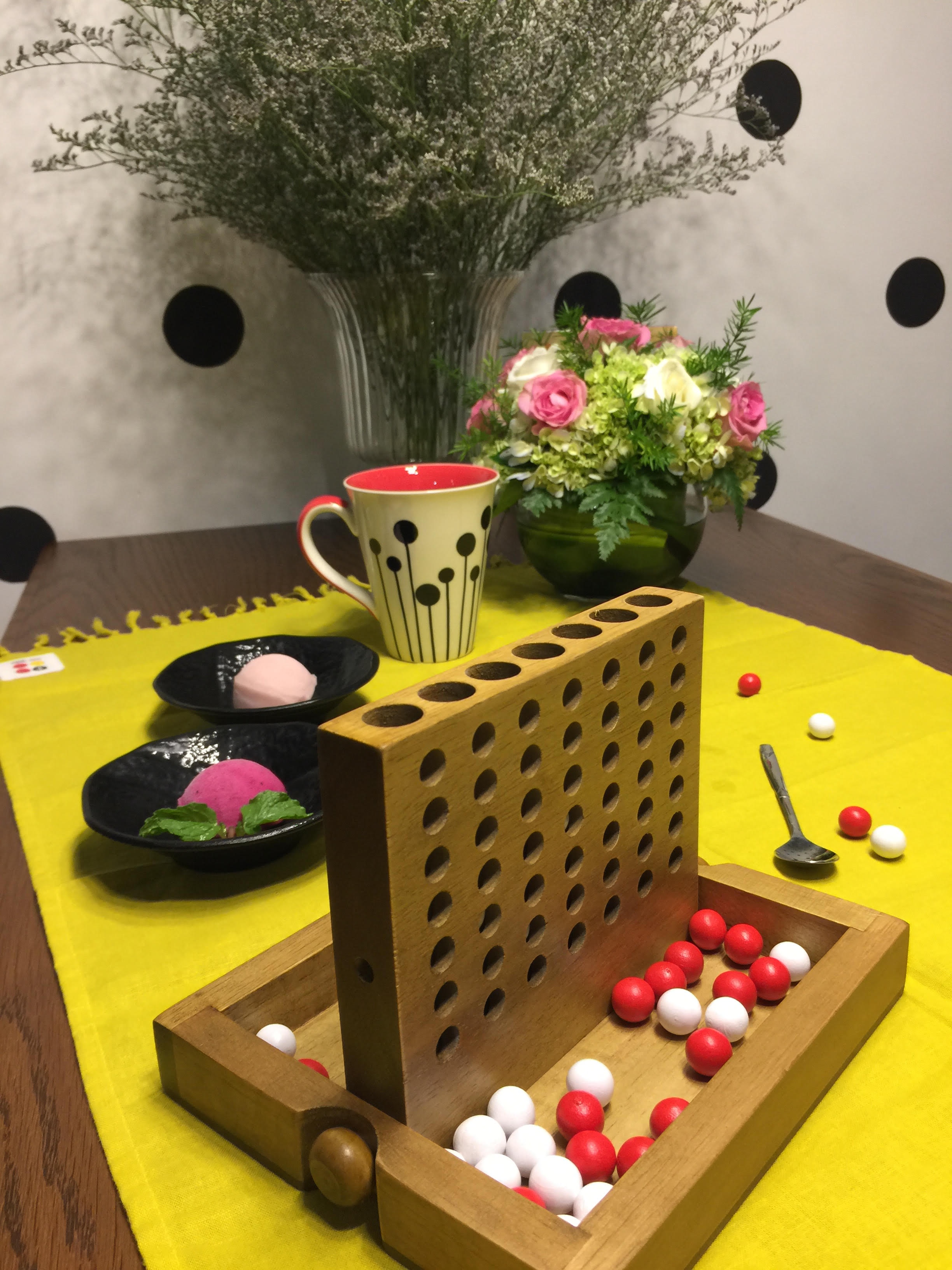 Không chỉ đến uống trà, ăn kem, bạn trẻ còn có dịp trải nghiệm những trò chơi thú vị khi đến quan. Đây là địa điểm họp mặt lý tưởng cho nhóm bạn dịp cuối tuần.