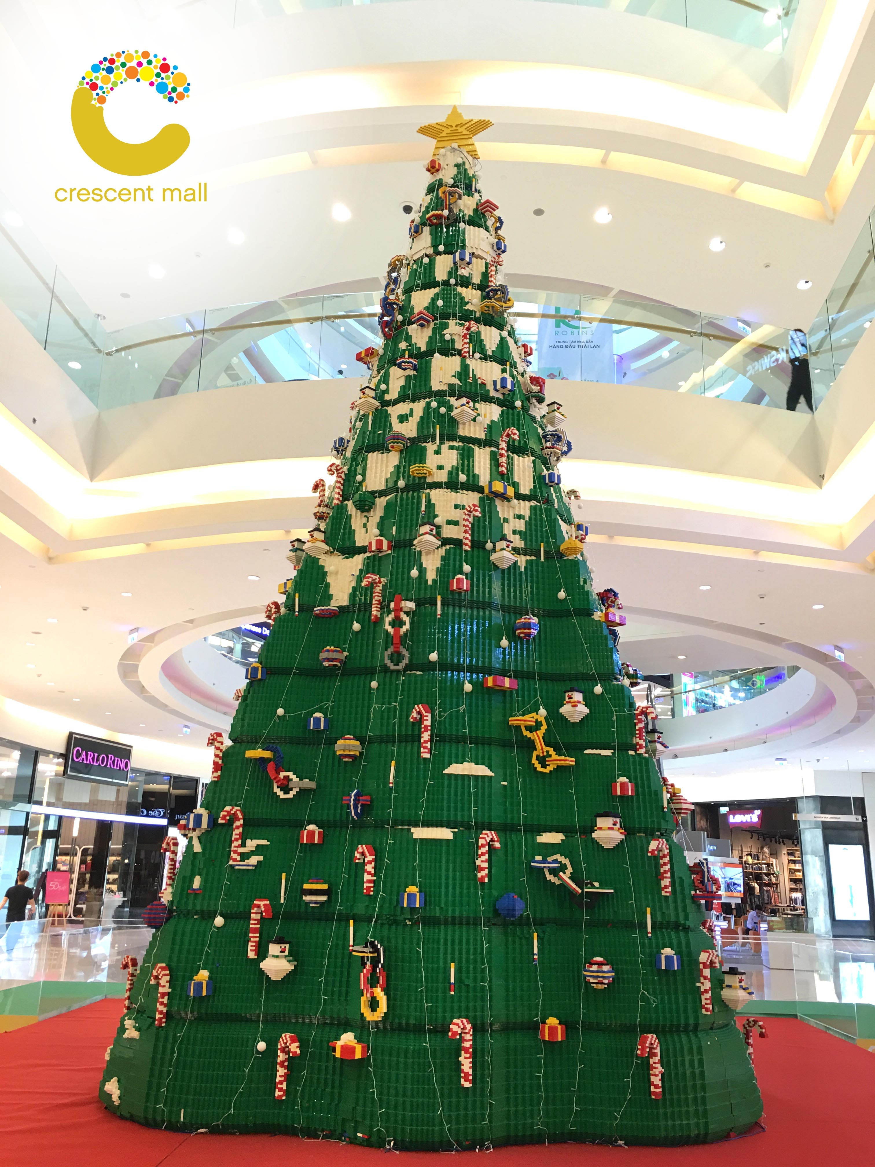 Chiêm ngưỡng cây thông được làm hoàn toàn bằng gạch Lego.