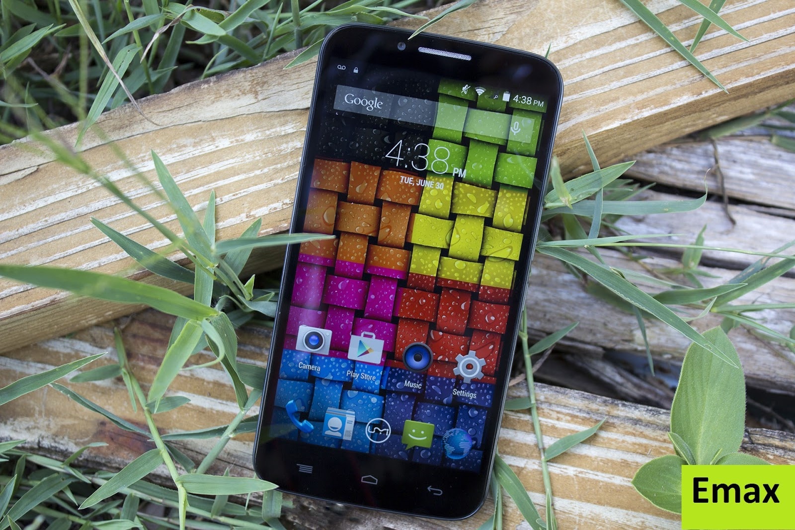 Emax - smartphone dung luong pin lon, cau hinh tot hinh anh