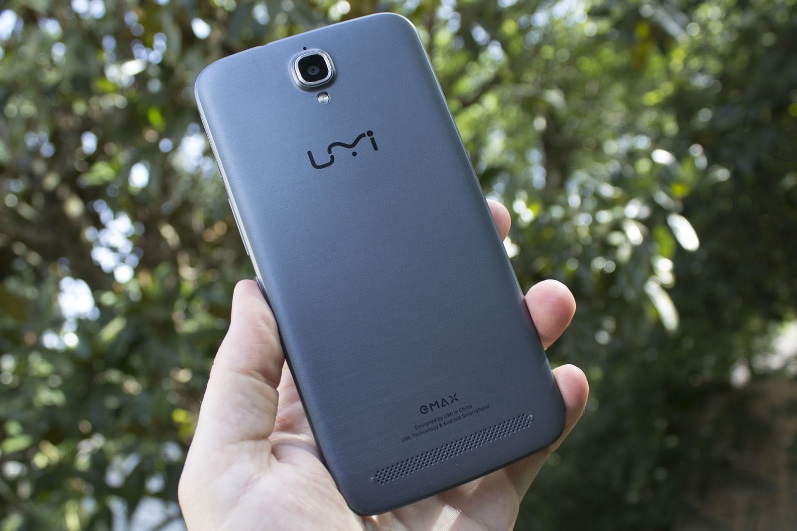 Tại Việt Nam, EMAX được bán ra với 2 màu đen và màu xám bạc.