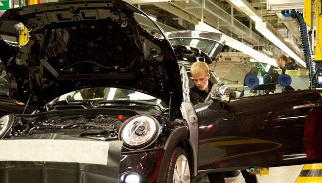 Lắp ráp là công đoạn cuối cùng trong dây chuyền sản xuất xe MINI Cooper.