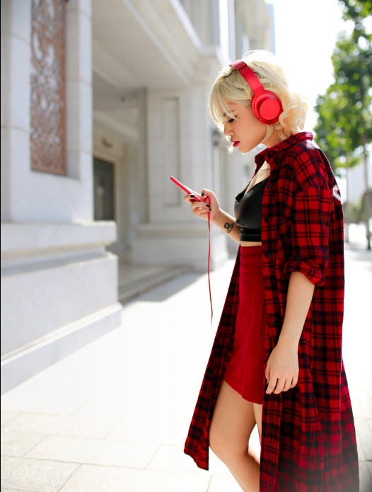 Tông màu đỏ đen được Yến Lê vận dụng trong set đồ không thể cá tính hơn.