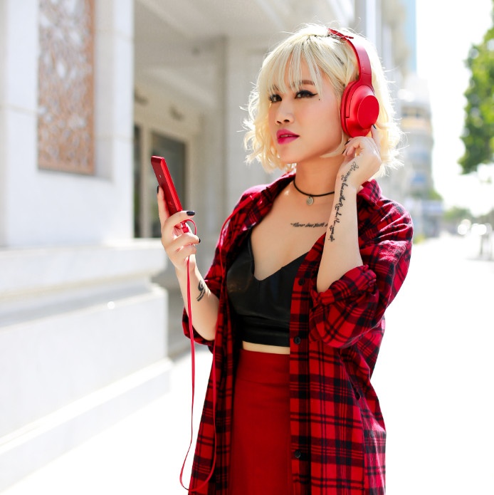 Màu son đỏ cùng chiếc tai nghe cùng tông giúp nữ ca sĩ nổi bật hơn khi xuất hiện.