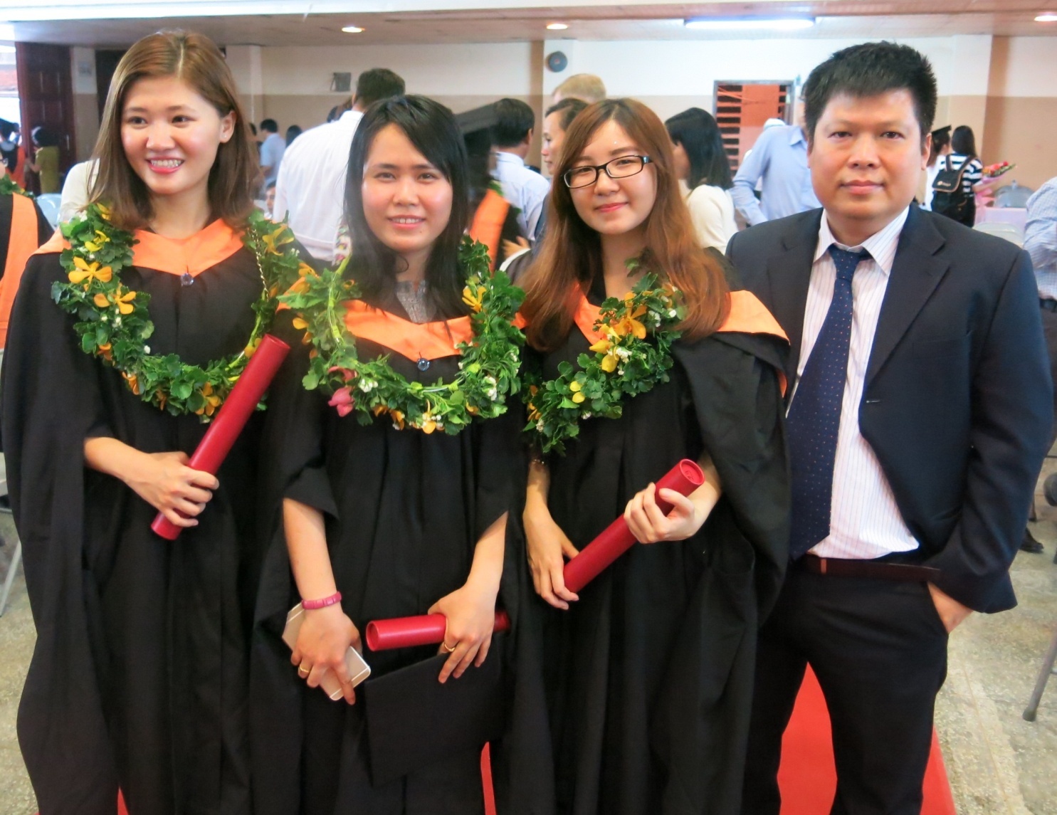 Thầy Nguyễn Quang Hưng (bìa phải) chụp ảnh lưu niệm cùng sinh viên.