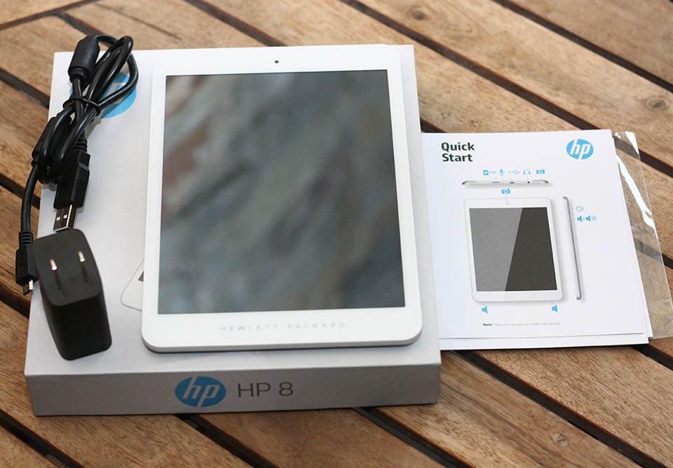 Bộ sản phẩm gồm một máy tính bảng HP 8 1401, kèm theo củ sạc, cáp sạc và sách hướng dẫn
