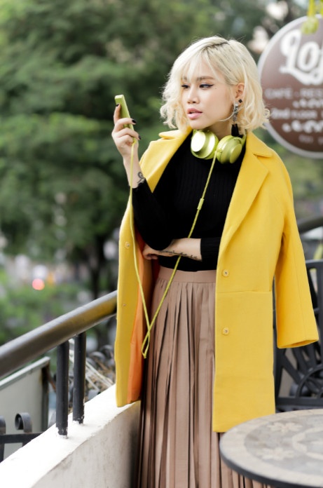 Nữ ca sĩ toát lên vẻ kiêu kỳ, thanh lịch khi kết hợp hai màu vàng - đen trong set đồ vintage.