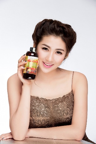 Tú Anh dùng sản phẩm của Beauty Medi trong quá trình detox.