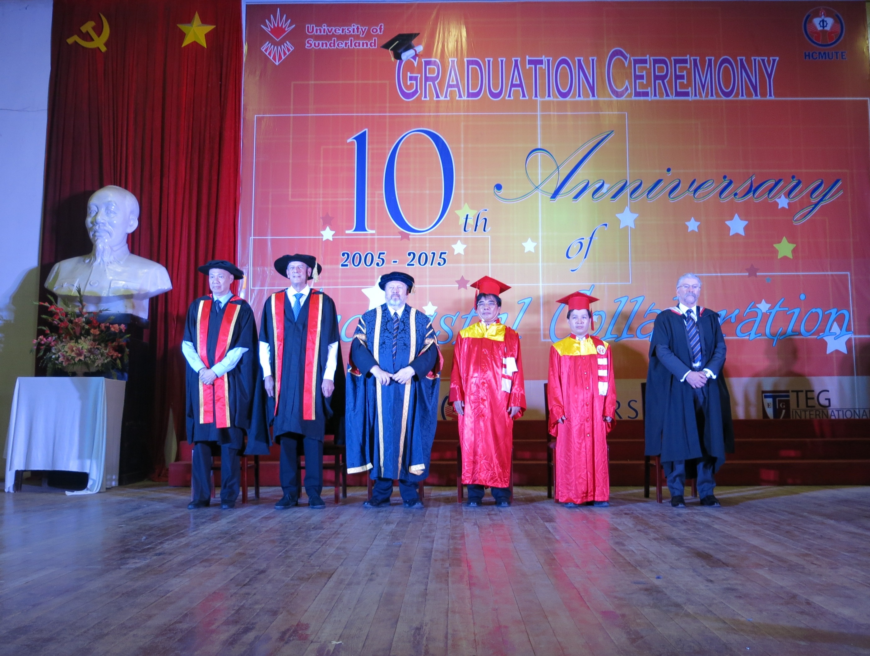 Đại biểu đến từ nhiều tổ chức, ban ngành chia sẻ niềm vui với các tân cử nhân.