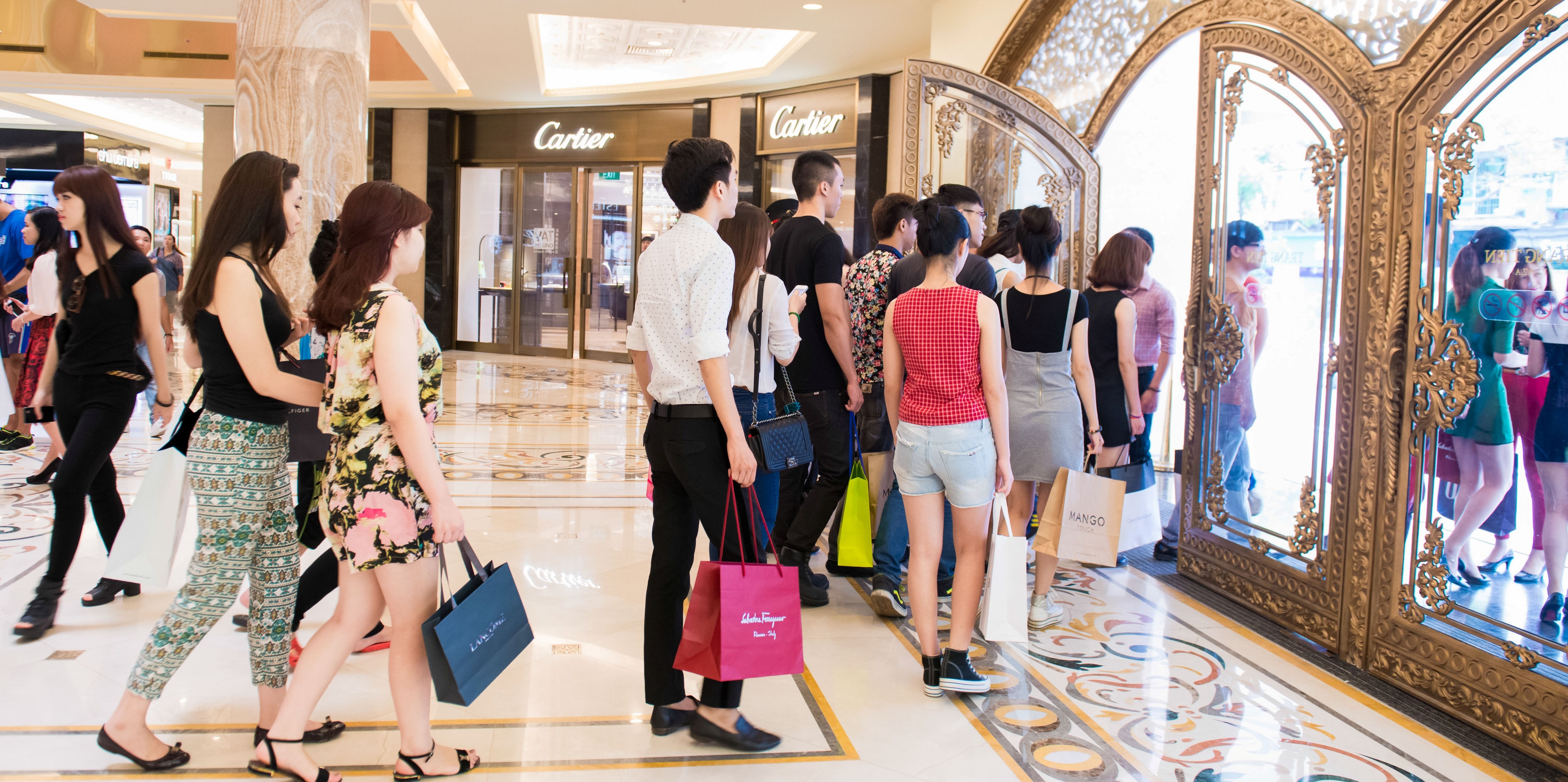 Mua sam Giang sinh, nhan qua lon tai Trang Tien Plaza hinh anh