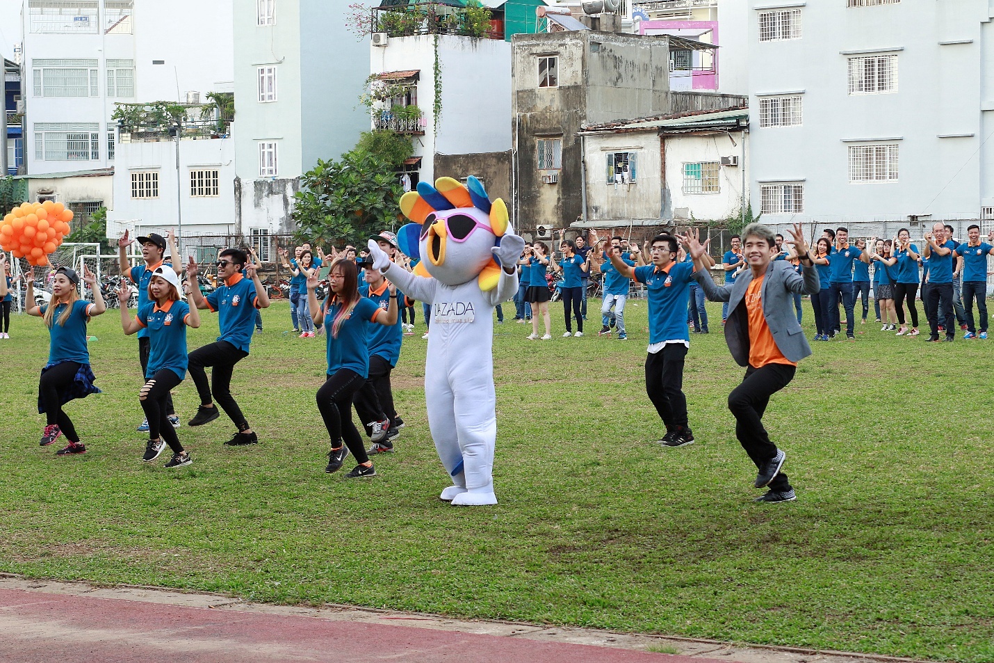 Man flashmob an tuong cua top 3 'Thu thach cung buoc nhay' hinh anh