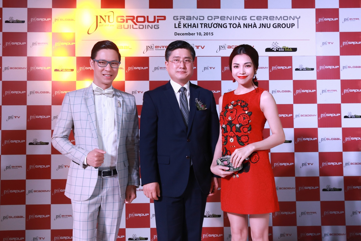 Anh Quân, Trà Ngọc Hằng và đại diện JNU Global.