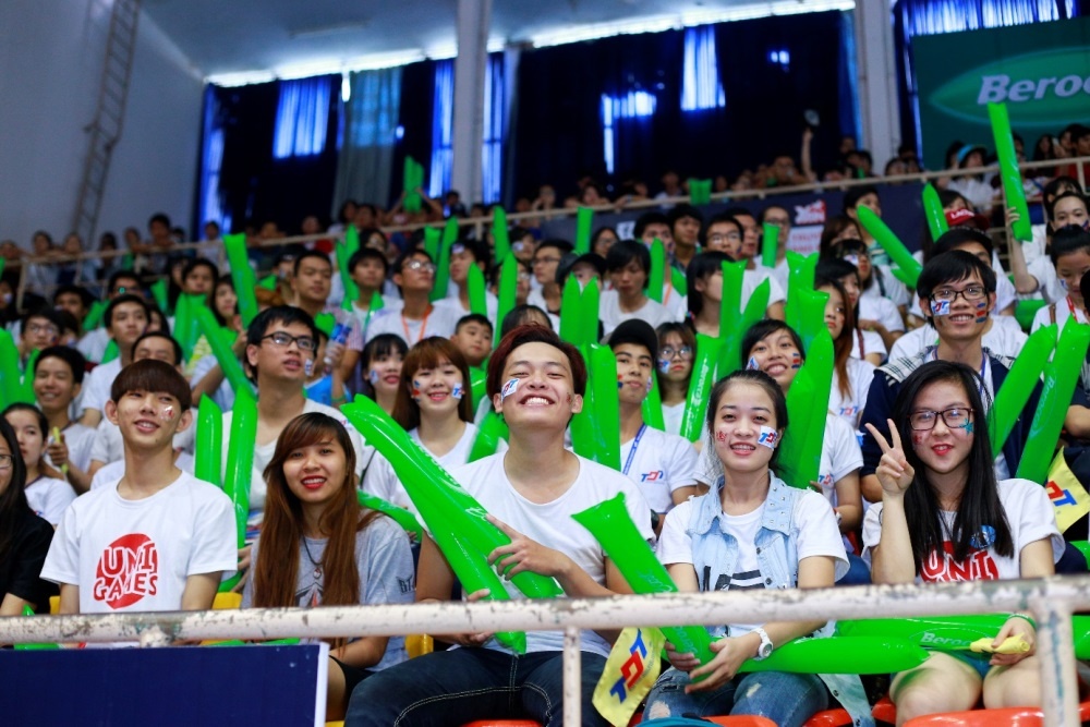 Gần 2.000 khán giả tại NTĐ Tân Bình chiều ngày 6/12 đã bùng nổ với những màn trình diễn xuất sắc của các đội nhảy cổ động.