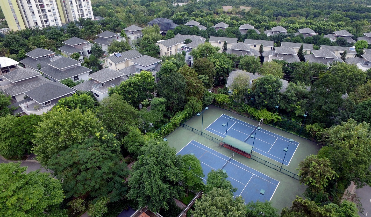 Hệ thống sân tennis bao quanh bởi cây xanh.