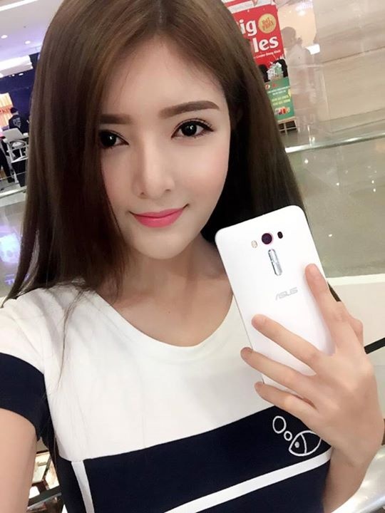 Lily Luta hào hứng khoe chiếc ZenFone Laser màu trắng mới mua. “Người yêu có thể không có nhưng nhất định phải sắm ZenFone”, nữ diễn viên chia sẻ trên trang cá nhân.   