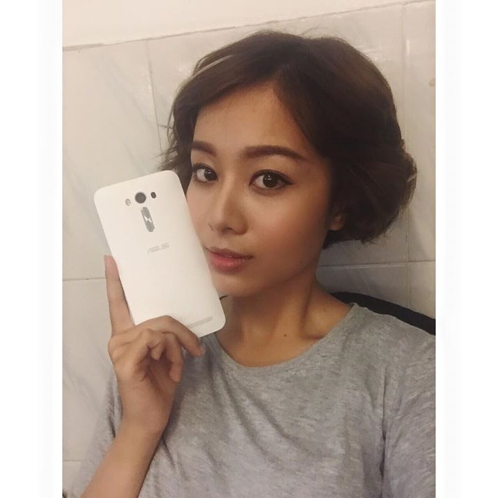 ZenFone 2 Laser cũng thu hút Tuyền Tăng – VJ quen thuộc của chương trình Vpop Hot 100 và Bảng xếp hạng Vpop. “Máy nhỏ, nhiều võ, lắm chiêu” là những lời khen ngợi cô dành cho chiếc smartphone này.