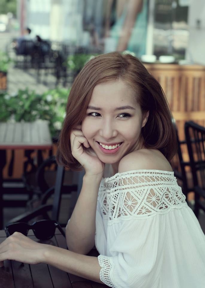 Nữ stylist xinh đẹp luôn thanh lọc da trước khi đi ngủ.