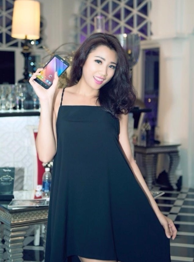 Đinh Ngọc Khiết (Nicole Dinh) là gương mặt quen thuộc trong các clip hài của Nghịch Channel. 