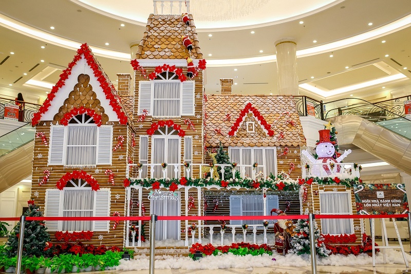 Ngôi nhà bánh gừng khổng lồ được làm từ 250 kg bột nếp, 500 kg bột mì, 500 kg đường trắng, 200 kg đường xay, 100 quả trứng gà, 110 lít sữa, 10 kg gừng tươi, 3 kg bột gừng và 2 kg bột quế.